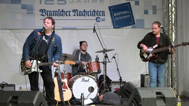 Bobbo Byrnes (links) mit Band vertrieb am Donnerstagabend den Regen mit seiner Musik.Foto: Holger Schulze