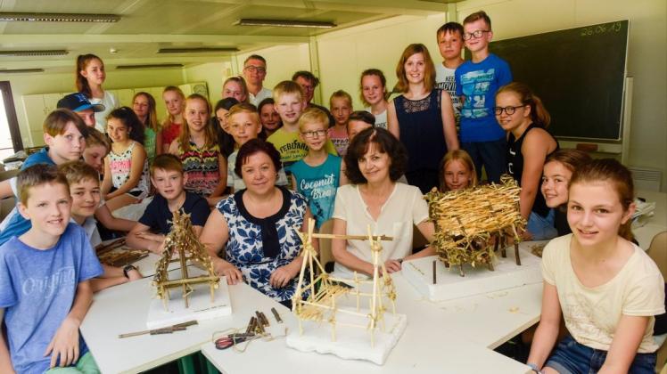 Die Erste Kreisrätin Bärbel Rosensträter (vordere Reihe, Mitte links) und Schulleiterin Sylva Schlie informierten sich im Gymnasium Bad Essen über die geplanten Umbauarbeiten.
Foto: Landkreis Osnabrück/Uwe Lewandowski