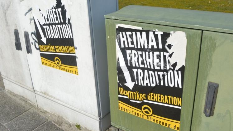 Plakate der Gemeinschaft „Identitäre Bewegung“ sind 2015 in Papenburg aufgetaucht. Nun wurde die Organisation als rechtsextrem eingestuft. Foto: Christoph Schillingmann/Archiv