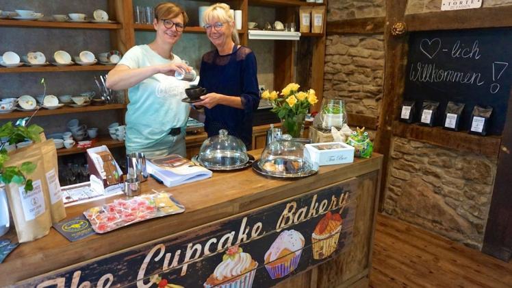 Noch einen Kaffee bitte!: Café-Chefin Heidi Hehmann (links) und ihre Schwester Petra Meyer im Eingangsbereich des Café Hüftgolds. Foto: Carolin Hlawatsch