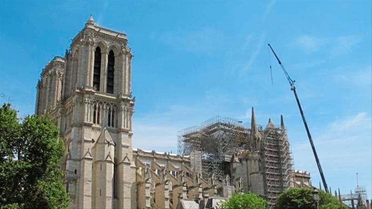 Die teilweise eingerüstete Kathedrale von Notre-Dame. 