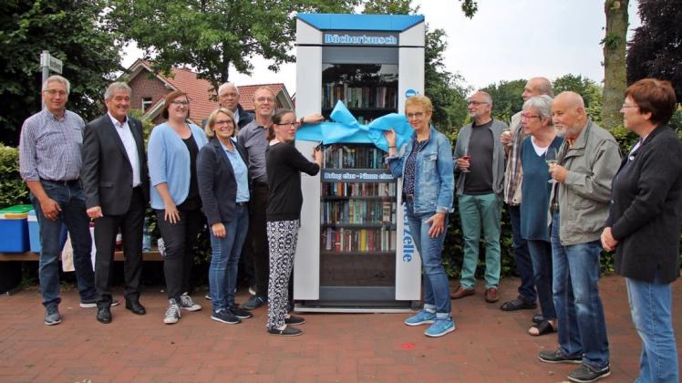 Die Mitglieder des Heimat- und Verschönerungsvereins, der Bürgerstiftung und Vertreter der Volksbank hatten im Ortsteil Neuenkirchen zur "Inbetriebnahme" des Bücherschranks gebeten. Foto: Steffen Oevermann