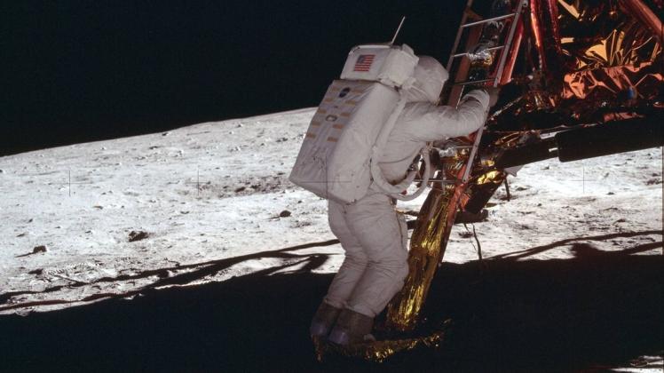Edwin Aldrin steigt aus der Mondlandefähre "Eagle". Er ist damit der zweite Mensch auf dem Mond nach Neil Armstrong. Foto: imago images / Cinema Publishers Collection