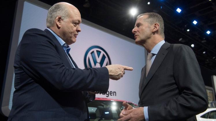 Ford-Chef Jim Hackett (li.) und VW-Vorstandsvorsitzender Herbert Diess sind eigentlich Konkurrenten. Doch die Friktionen in der Autowelt lassen sie zusammenrücken. Foto: Boris Roessler/dpa
