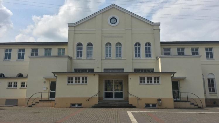 In das Bahnhofsgebäude in Papenburg könnte eine Pflegeschule ziehen, die von der St. Bonifatius Hospitalgesellschaft Lingen betrieben wird. Foto: Lisa Grefer