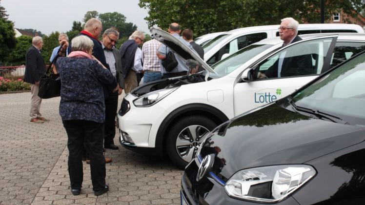Lotter Kommunalpolitiker besichtigen die ersten vier Elektro-Fahrzeuge des gemeindeeigenen Fuhrparks. Foto: Angelika Hitzke