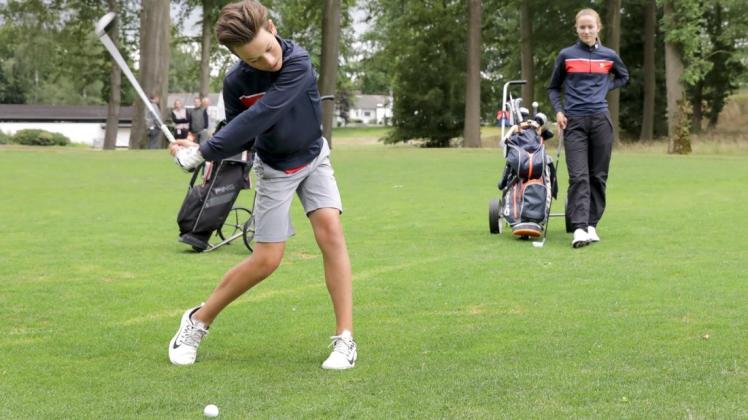 Die erfolgreichen Geschwister Leo und Maya Tiemann vom Osnabrücker Golf Club. Foto: Jörn Martens