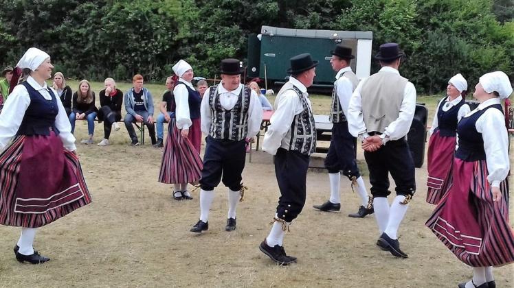 Die Volkstanzgruppe zeigte im Zeltlager traditionelle estnische Tänze. 