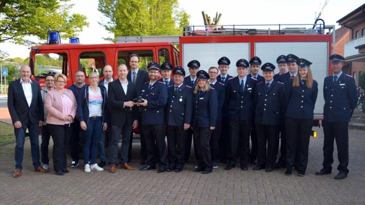 Über die neue Wärmebildkamera  freuten sich die Mitglieder  der Freiwilligen Feuerwehr Kettenkamp. Foto: Anita Lennartz