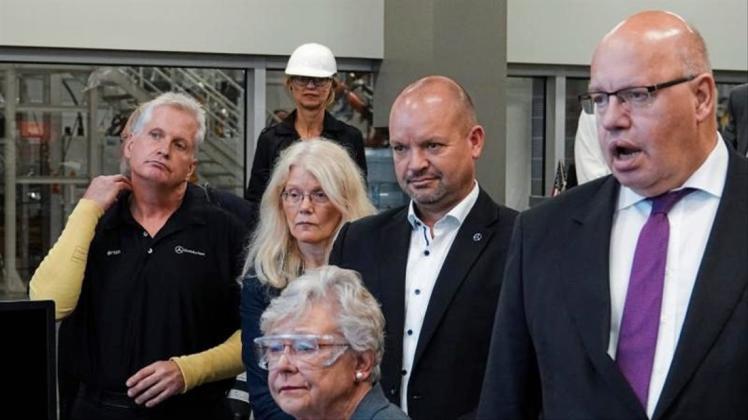 Wirtschaftsminister Peter Altmaier (r) besichtigt zusammen mit der Gouverneurin von Alabama, Kay Ivey (M), und Mercedes-Manager Jörg Burzer (2.r) das Mercedes-Werk in Tuscaloosa. 