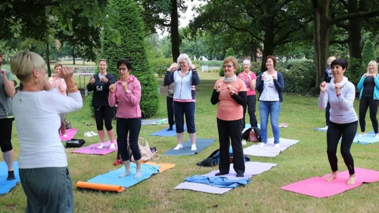 Fröhliche Gesichter beim Yoga für alle im Kurpark von Bad Laer. Foto: Petra Pieper