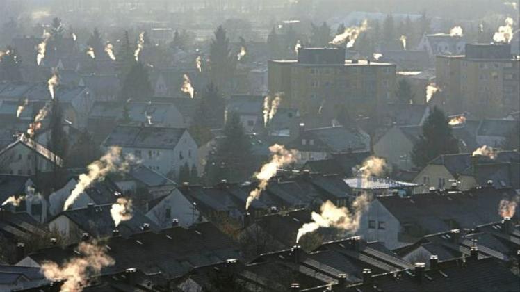 Schornsteine im Mainzer Stadtteil Laubenheim: Auch das Heizen im Winter ist eine bedeutende CO2-Quelle. 