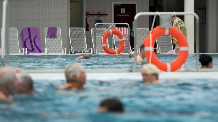 In einem Münsteraner Schwimmbad sind am Samstag durch einen Chlorgasaustritt mehrere Menschen leicht verletzt worden. Symbolfoto: dpa
