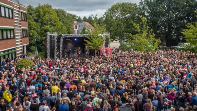 Zum Spontan-Konzert kamen viele Besucher. Foto: Heiner Lohmann