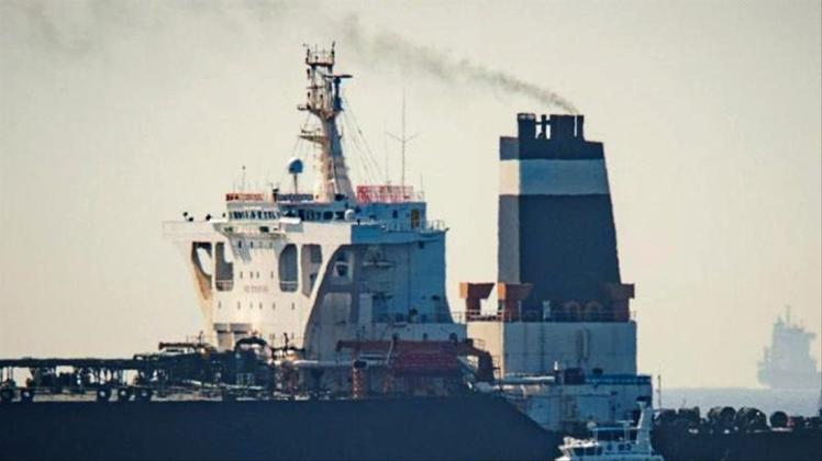 Der Supertanker „Grace 1“ neben einem Schiff der britischen Marine in den Gewässern von Gibraltar. 