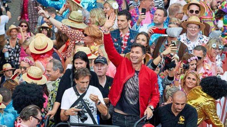 Musiktrucks beim Hamburger Schlagermove: In der roten Jacke winkt Lucas Cordalis, Sänger und Sohn der jüngst verstorbenen Schlager-Ikone Costa Cordalis. Foto: Georg Wendt