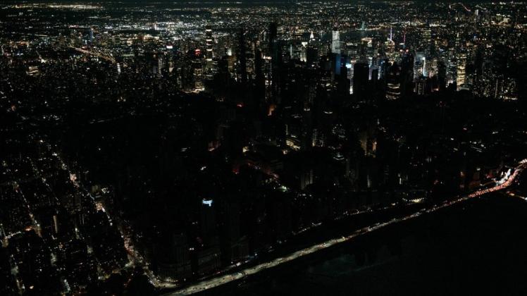 Skyline ohne Licht: Ein massiver Stromausfall hat am frühen Samstagabend (Ortszeit) die US-Metropole New York erfasst. Foto: Scott Heins/Getty Images/AFP