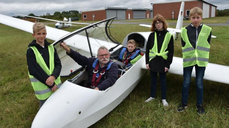 Haben sich von Fluglehrer Hermann Precht (2. von links) das Segelfliegen zeigen lassen: (von links) Bennet Ahrens, Kian Eilemann, Dawn Breunig und Thore Tabken. Foto: Christopher Bredow