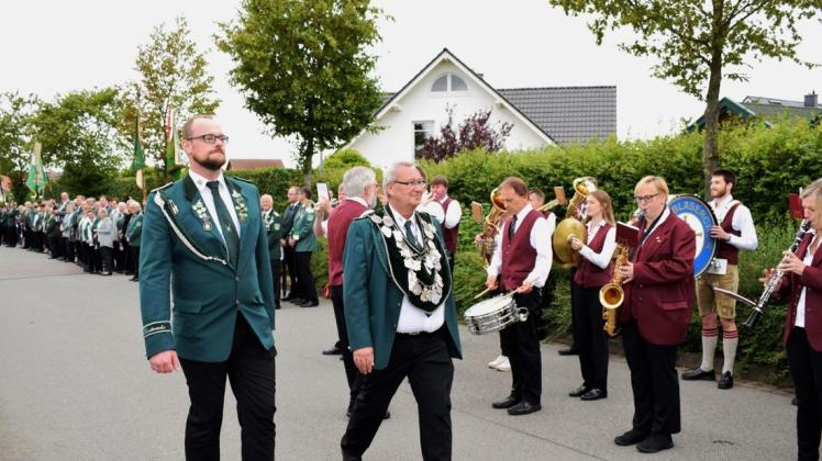 Nehmen die Parade ab: Der Vorsitzende des Schützenvereins Rulle, Bastian Oertel, und Schützenkaiser Horst Poege.Foto: Andreas Wenk