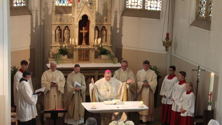 Zum Gottesdienst zur 150-jährigen Kirchweihe von St.-Marien in Badbergen war Bischof Franz-Josef Bode gekommen. 