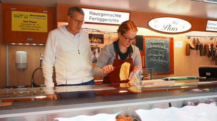 Heinrich Pleus und Mitarbeiterin Birte Bleeker vom Hof Pleus aus Klein Henstedt verkaufen vorwiegend Hähnchen und Schwein. Foto: Niklas Golitschek
