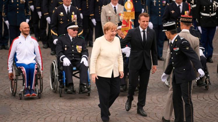 Ehrengast Angela Merkel: Die Kanzlerin nahm in Paris an den traditionellen Feierlichkeiten zum französischen Nationalfeiertag teil. Staatspräsident Emmanuel Macron warb für eine stärkere EU. Foto: Lionel Bonaventure/AFP