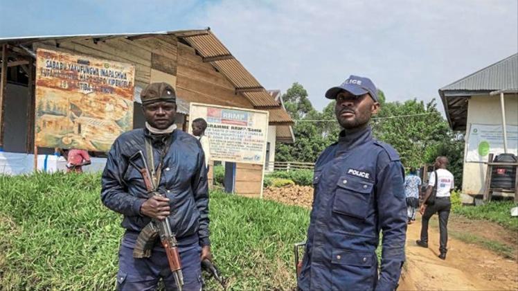 Kongolesische Polizisten bewachen ein Gesundheitszentrum, in dem Ebola-Impfungen stattfinden (Archiv). 