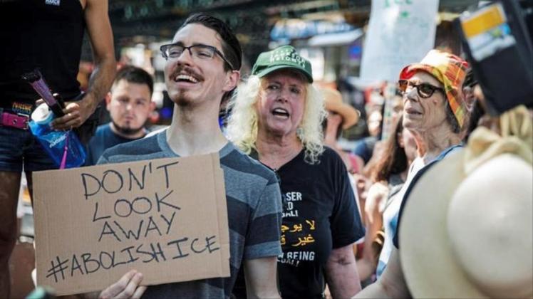 Menschen demonstrieren gegen Razzien der Polizeibehörde ICE in New York. 