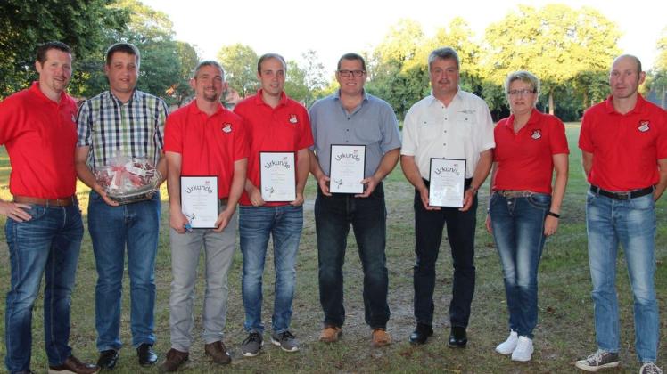 Einige Vorstandsmitglieder des SV Hilkenbrook zusammen mit den Geehrten (von lnks) Torsten Blömer (1. Vorsitzender), Christian Kaiser, Klaus Hüntelmann (stellv. Fußball-Jugendwart), Sascha Düvel (Beisitzer), Thomas Walker, Werner Völker, Claudia Einhaus (Kassenwartin), Hans-Wilhelm Schwarte (2. Vorsitzender).  Foto: Marion Lammers