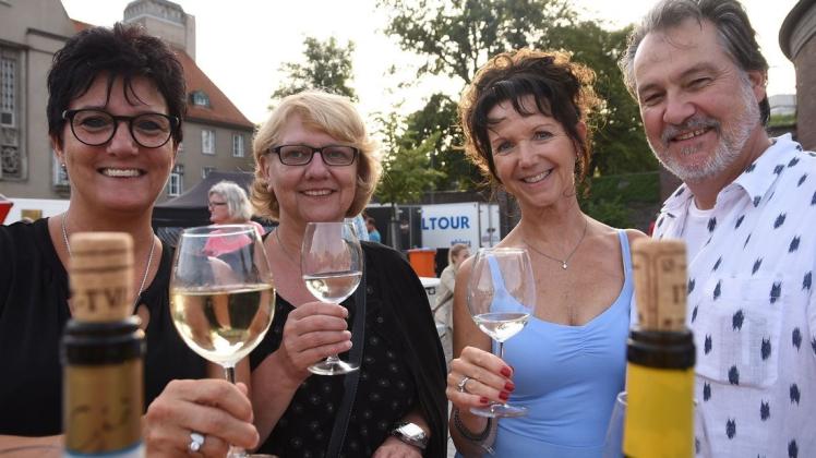 Genießen jedes Jahr das Weinfest (v. li.): Carmen Klenke, Nicole Tietje sowie Susanne und Jan Overbeck. Archivfoto: Sascha Sebastian Rühl