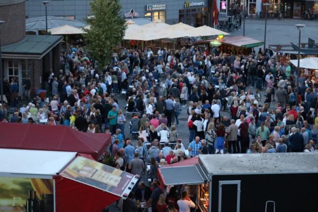 Entspannter Plausch bei einem Gläschen Wein auf dem Rathausplatz: Dazu bietet das Weinfest den Delmenhorstern erneut Gelegenheit. Der großzügige Aufbau aus dem Vorjahr hat sich laut dwfg bewährt. Foto: dwfg Entspannter Plausch bei einem Gläschen Wein auf dem Rathausplatz: Dazu bietet das Weinfest den Delmenhorstern erneut Gelegenheit. Der großzügige Aufbau aus dem Vorjahr hat sich laut dwfg bewährt. Foto: dwfg