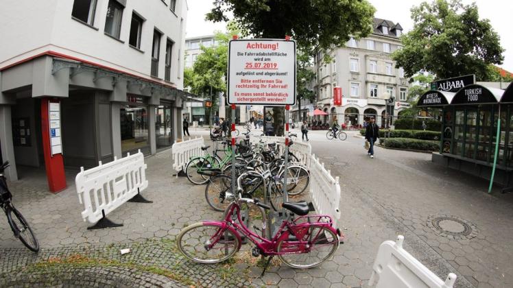Die Radständer vor dem ehemaligen Buchladen "Zur Heide" am Adolf-Reichwein-Platz werden abgebaut. Foto: Michael Gründel