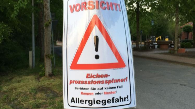 Vor der Giftraupe warnen im Emsland immer mehr Schilder. Foto: Hermann Hinrichs.
