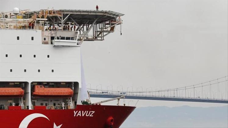 Begleitet von einem Schiff der türkischen Marine, macht sich das Bohrschiff „Yavuz“ auf den Weg vor die Küste Zyperns. 