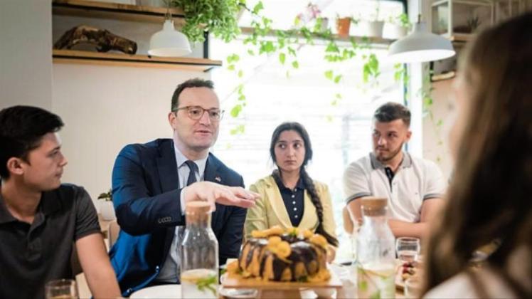 Jens Spahn spricht in Pristina mit Pflegeschülern. 