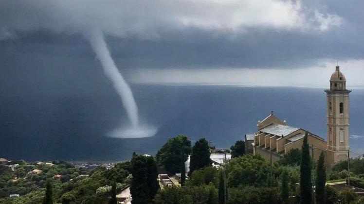 Auf Korsika hat das Unwetter eine Wasserhose erzeugt. Foto: Audrey Castiglione/Commune de Ville-di-Pietrabugno