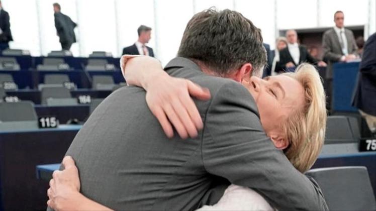 Der niedersächsische CDU-Politiker David McAllister, Abgeordneter im Europäischen Parlament, umarmt Ursula von der Leyen nach der Bekanntgabe des Wahlergebnisses im Plenarsaal. 