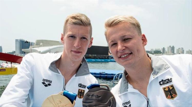 Die Freiwasserschwimmer Florian Wellbrock (l) und Rob Muffels holten über 10 Kilometer Gold und Bronze. 