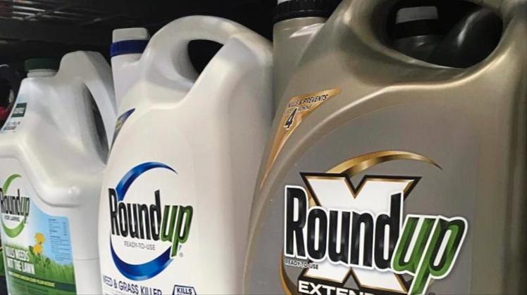 Behälter mit Roundup, einem Unkrautvernichter von Monsanto, stehen in einem Regal in einem amerikanischen Baumarkt. 
