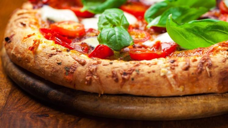 Viele lieben den Rand der Pizza, andere lassen ihn liegen. Eine Fast-Food-Kette will gesondert Pizzarand verkaufen. Symbolbild: imago images/Panthermedia/Brebca