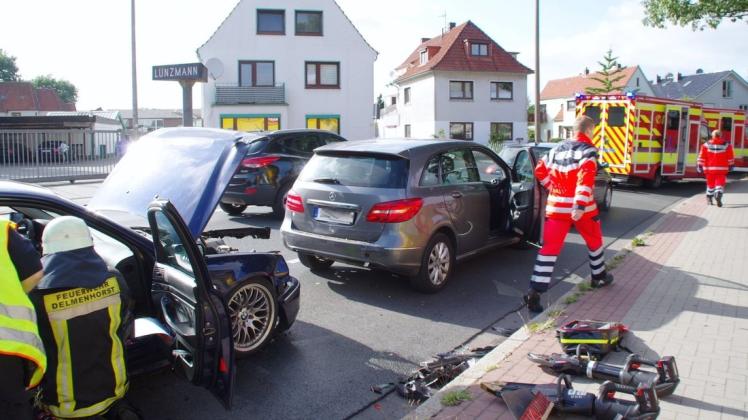 Zwei Verletzte gab es bei einem Auffahrunfall auf der Stedinger Straße in Höhe Kaufland am Montagabend. Foto: Günther Richter