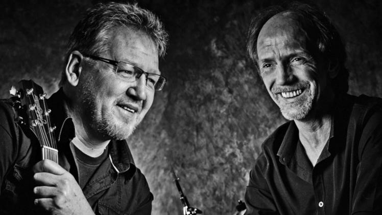 Das Acoustic-Duo „Querbeat“, bestehend aus Arnold Terveer (links) und Helmut Wilken tritt am Samstag in Wippinger Mühlenhof auf. Foto: Acoustic-Duo Querbeat