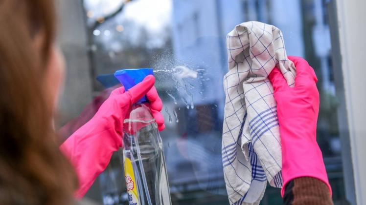 Über 3,3 Millionen Haushalte beschäftigen eine Reinigungskraft. Foto: imago images/Joko