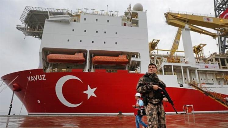 Das 230 Meter lange Spezialschiff „Yavuz“ soll vor der Küste Zyperns nach Erdgas bohren. Fotzo: Lefteris Pitarakis/AP 