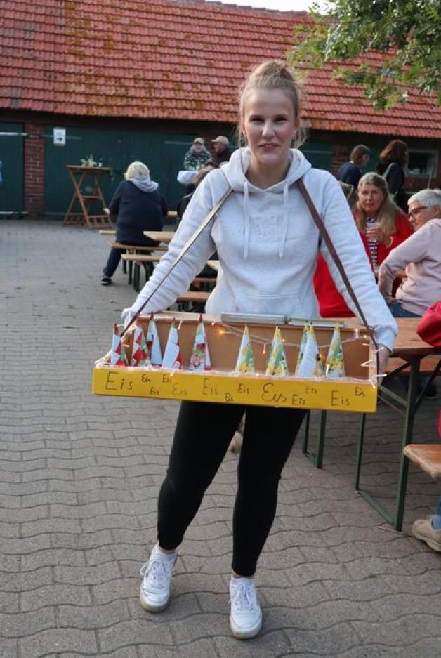 Als Eisverkäuferin war Rovenne Scholz unterwegs. Foto: Franziska Heumann. Als Eisverkäuferin war Rovenne Scholz unterwegs. Foto: Franziska Heumann.