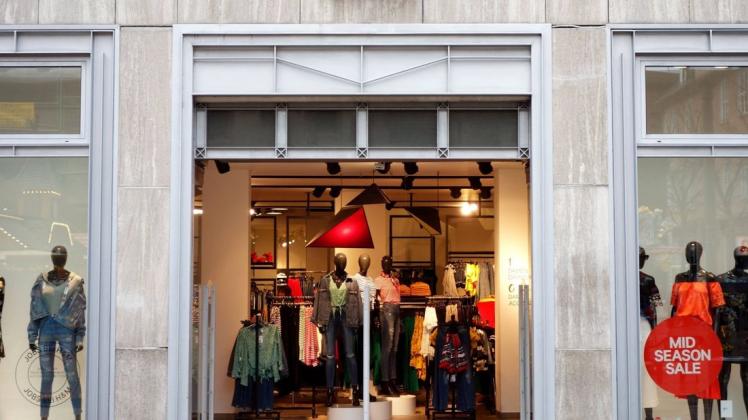 Nur vergleichsweise wenige Einzelhandelsbetriebe sind tarifgebunden. Das Bild zeigt eine H&M-Filiale in Göttingen. Foto: imago/Ina Peek