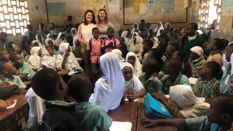 Mit Spenden ermöglichen die 22-jährige Delmenhorsterin Melina Siebenhüner (hinten Mitte v. li.) und ihre Kommilitonin Ann-Kathrin Inselmann zwei Jungen im kenianischen Likoni, wieder zur Schule zu gehen. Foto: Siebenhüner