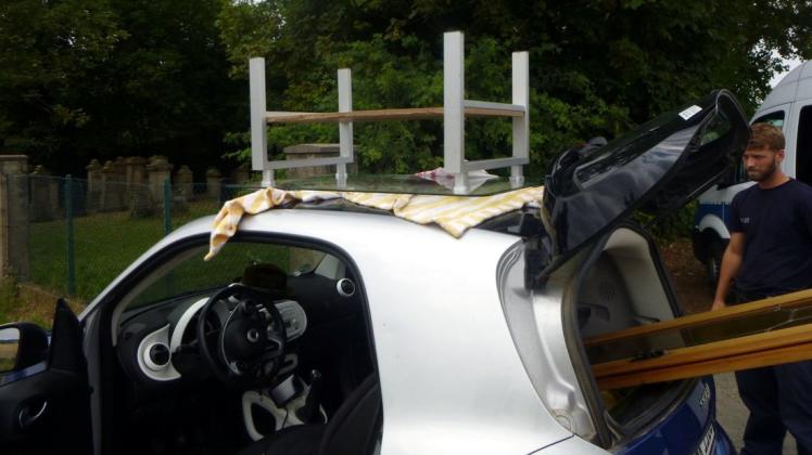 Aus dem kleinen Kofferraum ragten nicht nur zwei rustikale Schranktüren lose heraus, auf dem Dach stand auch noch ein Couchtisch. Foto: Polizei Wörrstadt