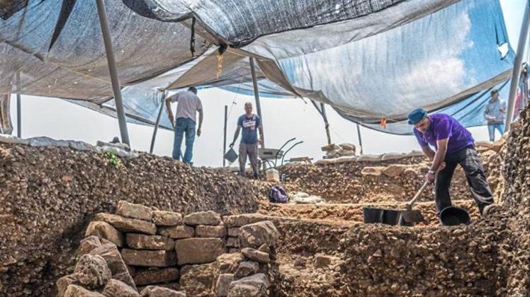 Israelische Archäologen graben die Überreste einer rund 9000 Jahre alten Siedlung westlich von Jerusalem aus. 