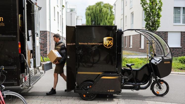 UPS-Zusteller Maik Pohl mit dem "Rytle MovR 25", einem Lasten-E-Bike auf drei Rädern mit Gepäckbox. Foto: Michael Gründel
